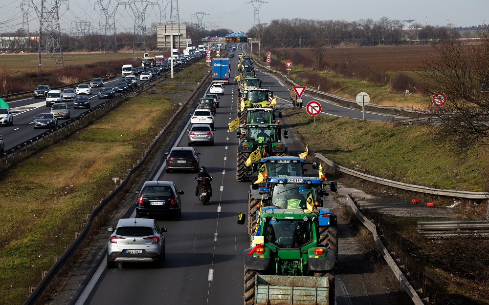 Fermeret franceze serish ne proteste, rrethojne Parisin